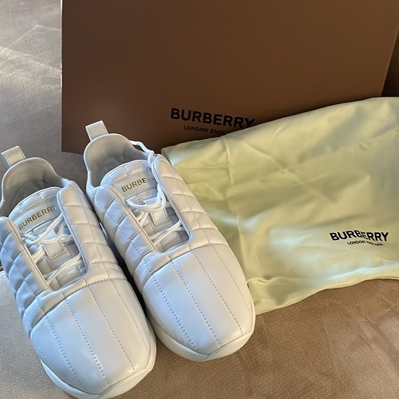 Authentic Burberry Low top Trainer on Rubber Sole Sneaker - Picture 3 of 13